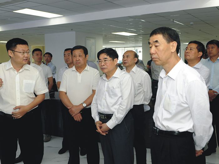 農(nóng)村工作領(lǐng)導(dǎo)小組副組長袁純清（右二）一行蒞臨萬莊園農(nóng)資交易平臺考察調(diào)研